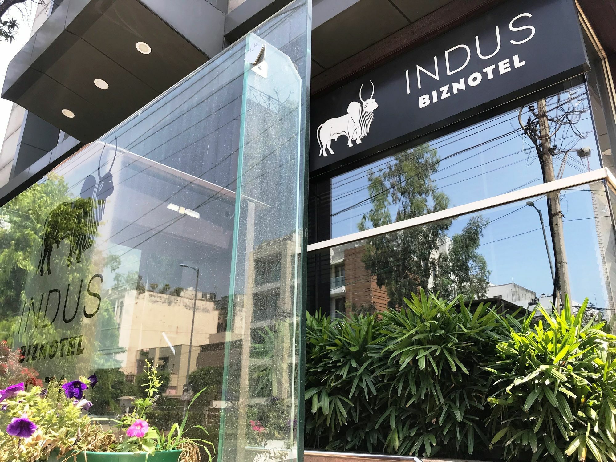 Indus Biznotel Ню Делхи Екстериор снимка